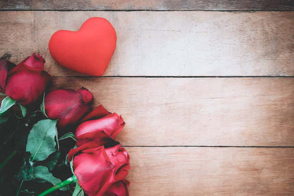 Červené růže a srdce na dřevěné - Fotografie, Obrázek