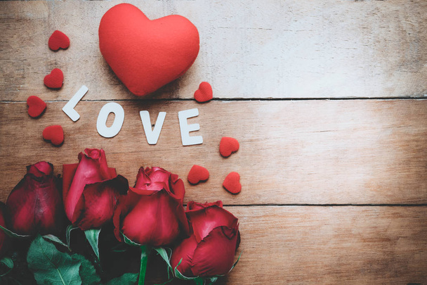 Titulek slovo láska, červené růže a srdce - Fotografie, Obrázek