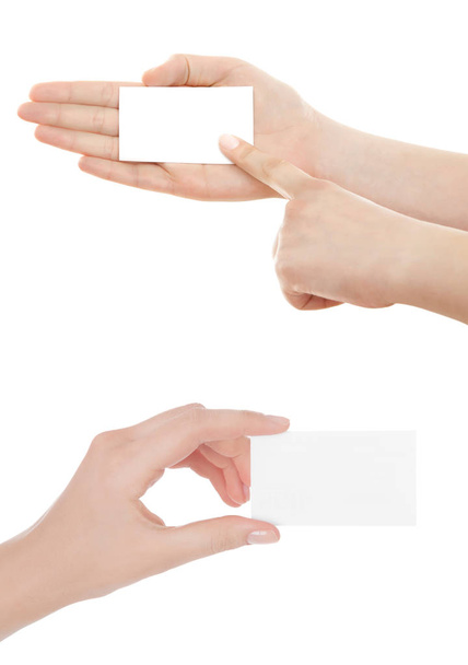 Рука жінки тримає віртуальну візитку, кредитну картку або порожній папір
 - Фото, зображення