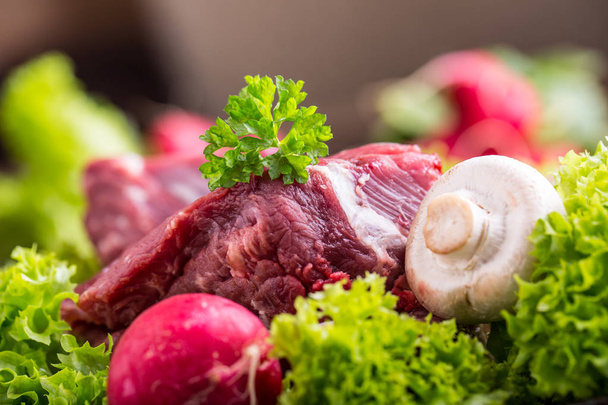 Сире м'ясо яловичини зі свіжим овочем. Стейк з яловичини в салатах з салату Редька та грибів
 - Фото, зображення