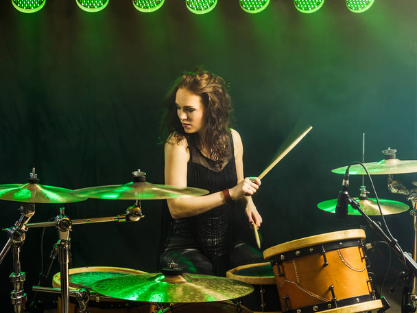 Beautiful woman playing drums onstage - Foto, afbeelding