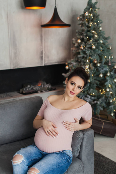 brunette pregnant woman on sofa - Foto, Bild