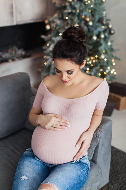 brünette schwangere Frau auf dem Sofa - Foto, Bild