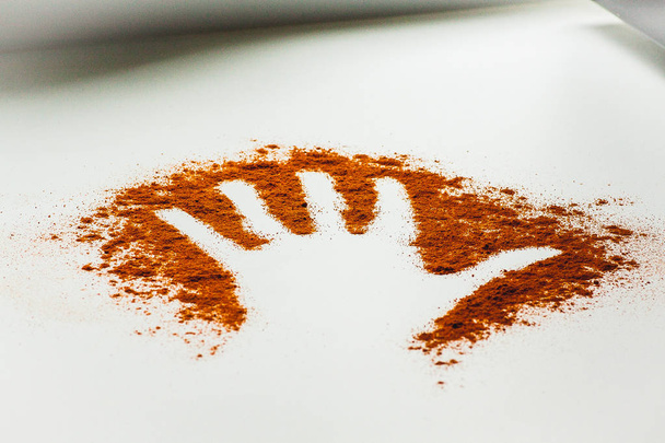 the handprint in the red pepper on the table - Foto, Bild
