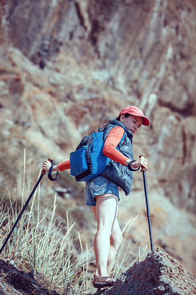 Jeune voyageur avec sac à dos debout sur les grosses pierres
  - Photo, image