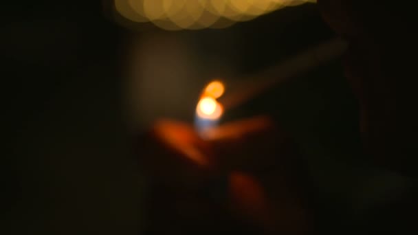 Fumador acende cigarro e fuma
 - Filmagem, Vídeo