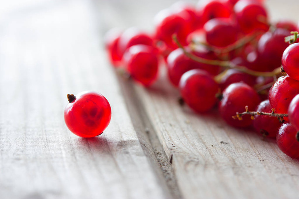 Red currants on wooden table - Fotoğraf, Görsel