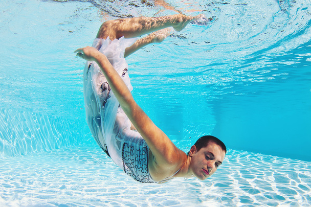Underwater woman fashion portrait with white dress in swimming pool - Foto, immagini