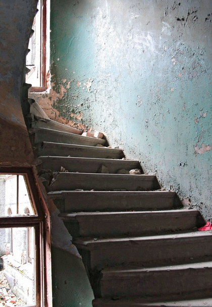 Зруйновані спіральні сходи
 - Фото, зображення