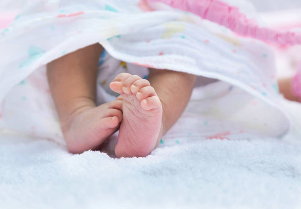 Gros plan petits pieds de bébé nouveau-né
  - Photo, image