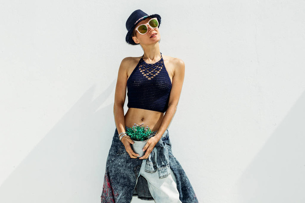 Hipster model on a white wall. Boho Style Relax Holiday Summer i - Foto, Imagem