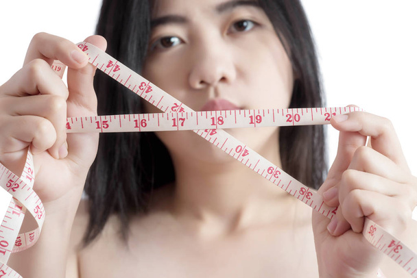 Donna che misura obesa isolata su sfondo bianco. Ritaglio percorso su sfondo bianco
. - Foto, immagini