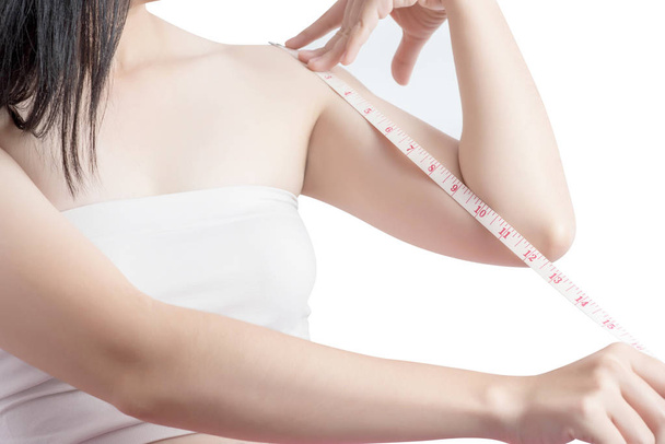Жінка вимірює ожиріння ізольовано на білому тлі. Відсічний контур на білому тлі
. - Фото, зображення