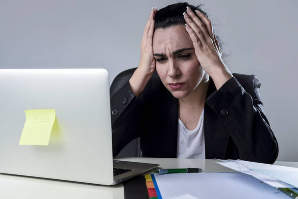 επιχειρήσεων γυναίκα που εργάζεται σε φορητό υπολογιστή στο γραφείο στο άγχος που πάσχουν έντονη κεφαλαλγία ημικρανία  - Φωτογραφία, εικόνα