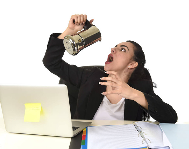 Geschäftsfrau am Laptop-Computer-Schreibtisch trinkt Kaffee aufgeregt und ängstlich in Koffeinsucht  - Foto, Bild