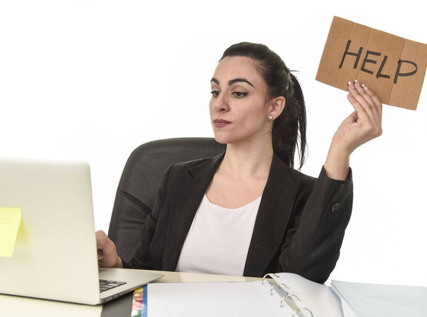 Латинська жінка, що показує знак допомоги відчайдушний страждаючий стрес на роботі, сидячи в офісному ноутбуці
 - Фото, зображення