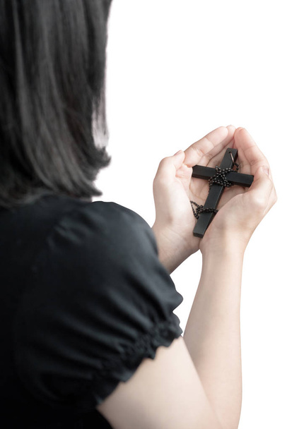 Hände einer asiatischen Frau, die mit Rosenkranz betet, isoliert auf weißem Hintergrund. Clipping Pfad auf weißem Hintergrund. - Foto, Bild