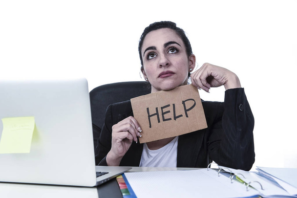 Латинська жінка, що показує знак допомоги відчайдушний страждаючий стрес на роботі, сидячи в офісному ноутбуці
 - Фото, зображення