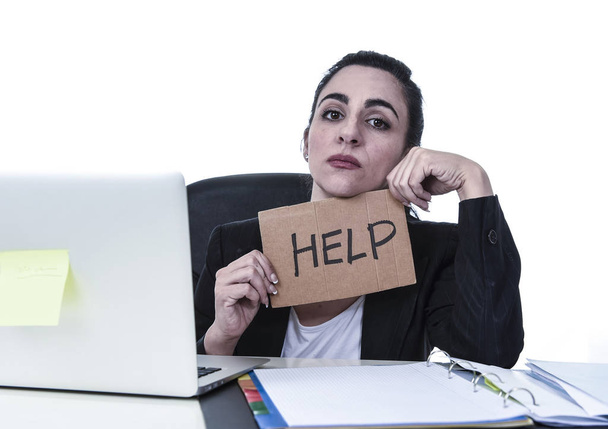 Latijnse vrouw toont help teken wanhopige lijden van stress op het werk tijdens de vergadering op kantoor laptop - Foto, afbeelding