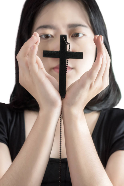 schöne asiatische Frau mit hoffnungsvollem christlichen Symbol des Kruzifixes, das zu Gott betet, isoliert auf weißem Hintergrund. Clipping Pfad auf weißem Hintergrund. - Foto, Bild
