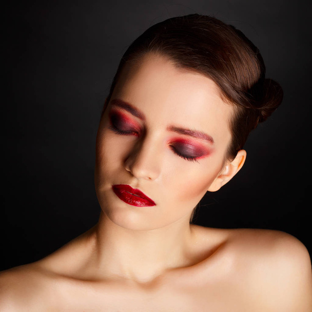 Portrait of beautiful sexy fashion model with red make up - Foto, Imagen