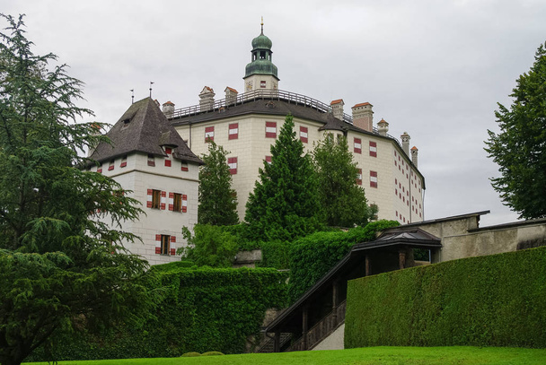 Ambras castle (schloss ambras) renesans XVI wieczny zamek i Pałac położony jest na wzgórzach w Innsbrucku, austria. - Zdjęcie, obraz