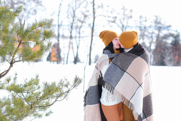 Ritratto di giovane coppia che sorride e abbraccia baci in inverno su
 - Foto, immagini