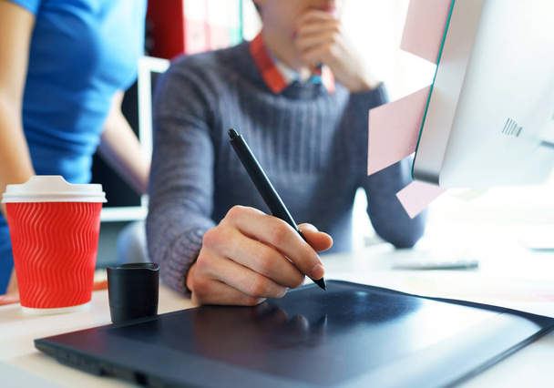 Artista desenhando algo no tablet gráfico no escritório em casa
 - Foto, Imagem