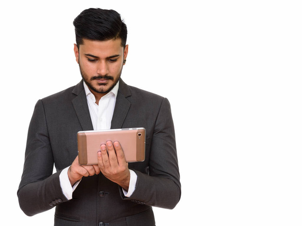 Jovem empresário indiano bonito usando tablet digital
 - Foto, Imagem
