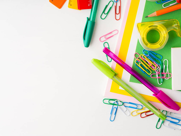 Χαρτικά εργαλεία γραφής στυλό αξεσουάρ πολύχρωμο σχολείο - Φωτογραφία, εικόνα