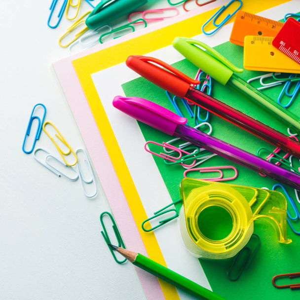 Papelería colorido escuela escritura herramientas accesorios plumas
 - Foto, imagen