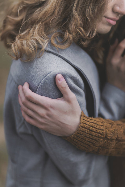 Muy suave Retrato de hermosos abrazos de pareja joven en suave c caliente
 - Foto, Imagen