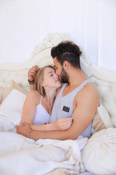 Счастливые молодожены проводят свой медовый месяц вместе встречают утренний лиин
 - Фото, изображение