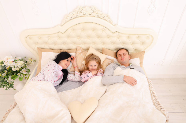 Mamá, papá duermen, y mi hija no puede despertarlos o ir a aslee
 - Foto, Imagen