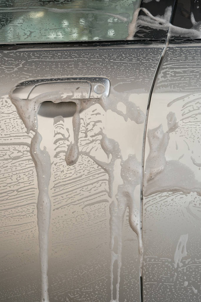 lavar um carro com água com sabão
 - Foto, Imagem