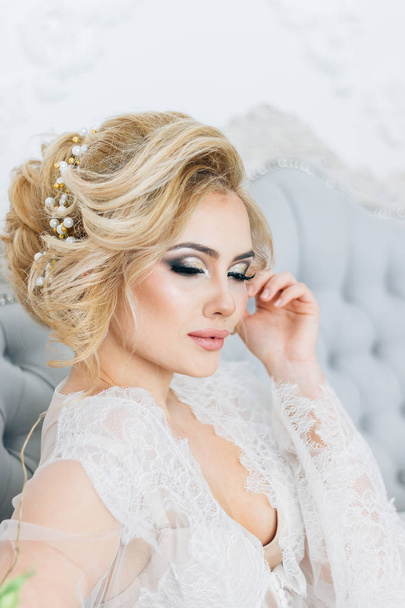 Portrét nevěsty v peignoir s krásnými vlasy a make-up - Fotografie, Obrázek