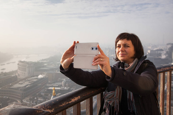 femme prenant un selfie du toit de la cathédrale Saint-Paul sur
 - Photo, image