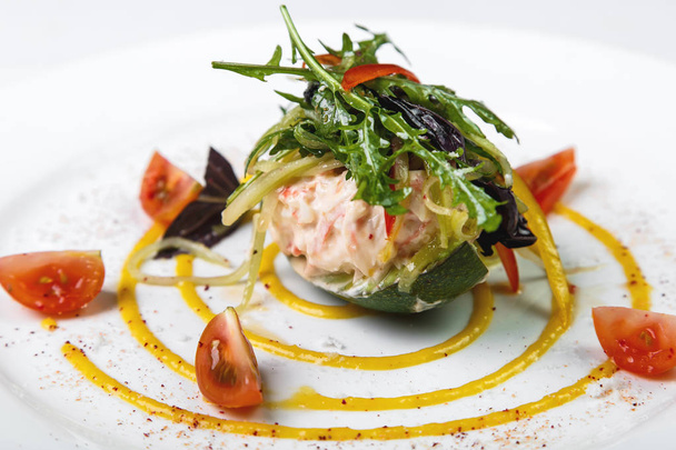 Verde Sabroso aperitivo con carne de camarón en plato sobre fondo blanco
 - Foto, imagen