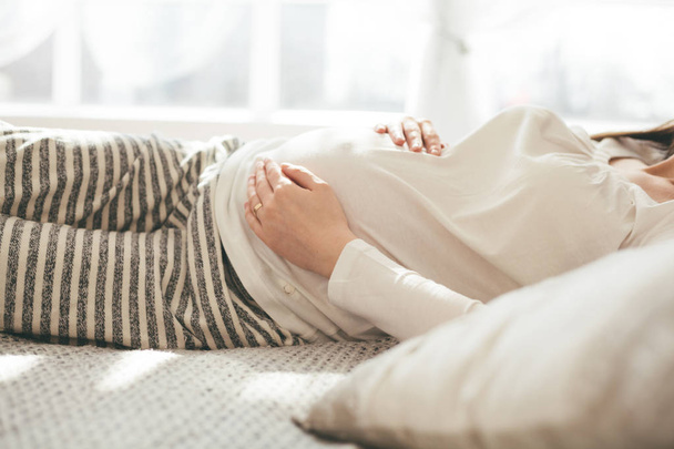 Pregnant woman in bed - Valokuva, kuva