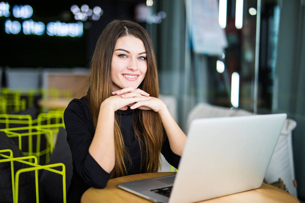 Dolgozó nő intelligens tér a modern iroda-ra laptop - Fotó, kép