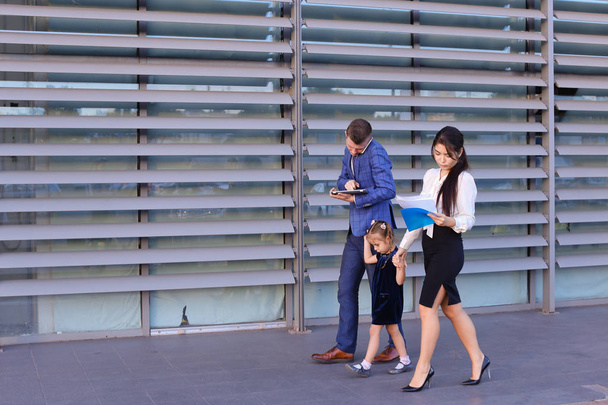 Молодая современная семья, красивая молодая девушка и парень, говорящие по телефону
 - Фото, изображение