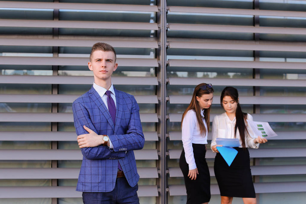 Moderno joven hombre de negocios masculino, estudiante en primer plano en
 - Foto, imagen