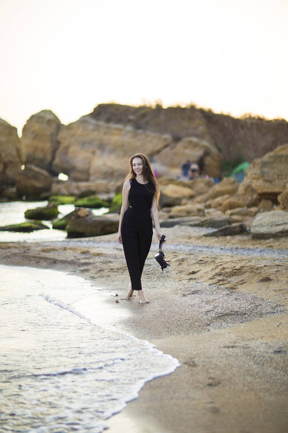 Retrato de hermosa joven fotógrafa turística con cámara en el mar
 - Foto, Imagen