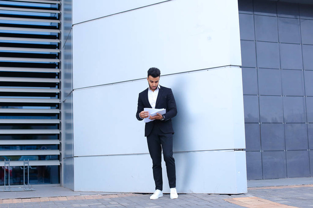 Arabský podnikatel muž drží a domnívá, čtení dokumentů, s - Fotografie, Obrázek