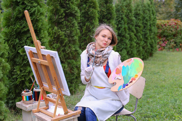 Ženy krásný malíř pózuje a usměvavý, smích do kamery - Fotografie, Obrázek
