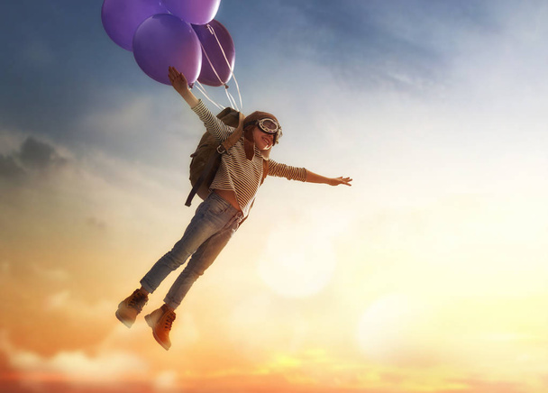 Child flying on balloons - Foto, Bild