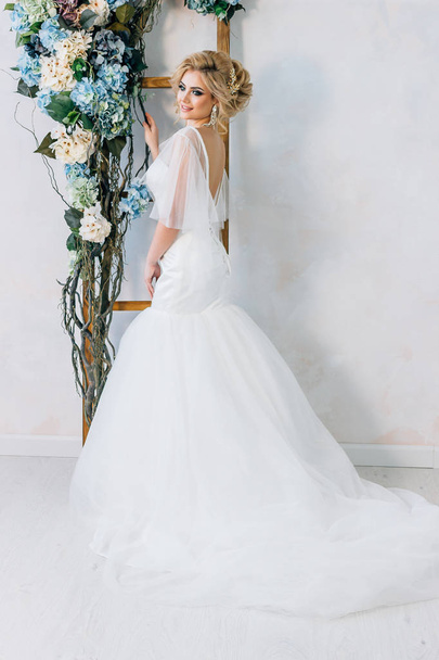 Full-length portrait of a bride with a bridal bouquet - Zdjęcie, obraz