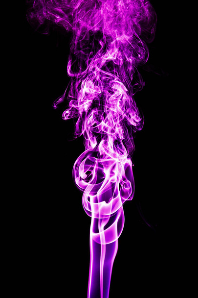 Фиолетовый дым на черном фоне - Фото, изображение