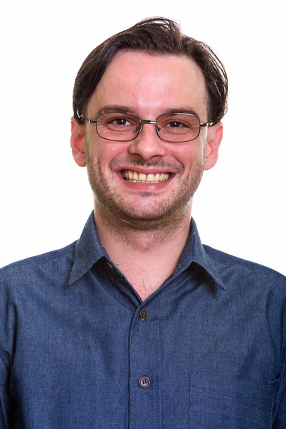 Közelkép a hivatalos boldog fiatalember mosolygó eyeglas viselése - Fotó, kép