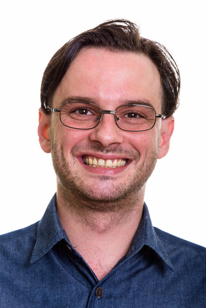 Обличчя офіційного молодого щасливого чоловіка, який посміхається під час носіння окулярів
 - Фото, зображення
